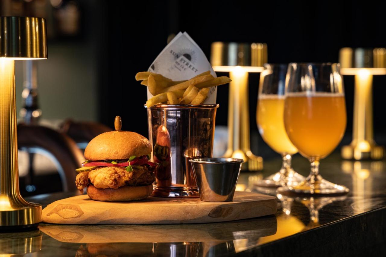 Sun Street Hotel Shoreditch 伦敦 外观 照片 A chicken burger with chips and beer