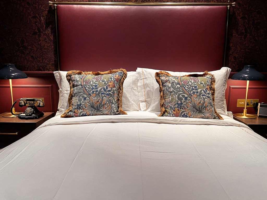 Sun Street Hotel Shoreditch 伦敦 客房 照片 A bed with a headboard