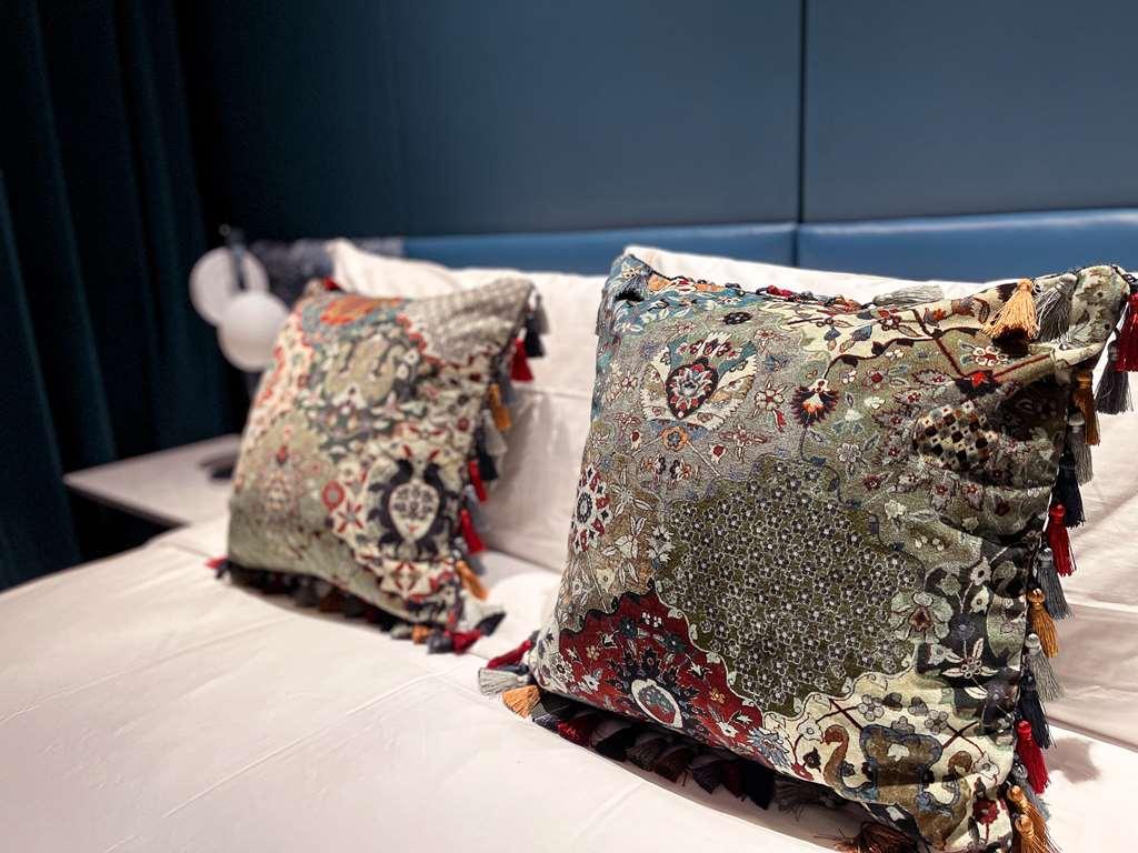 Sun Street Hotel Shoreditch 伦敦 客房 照片 Cushions in a bedroom