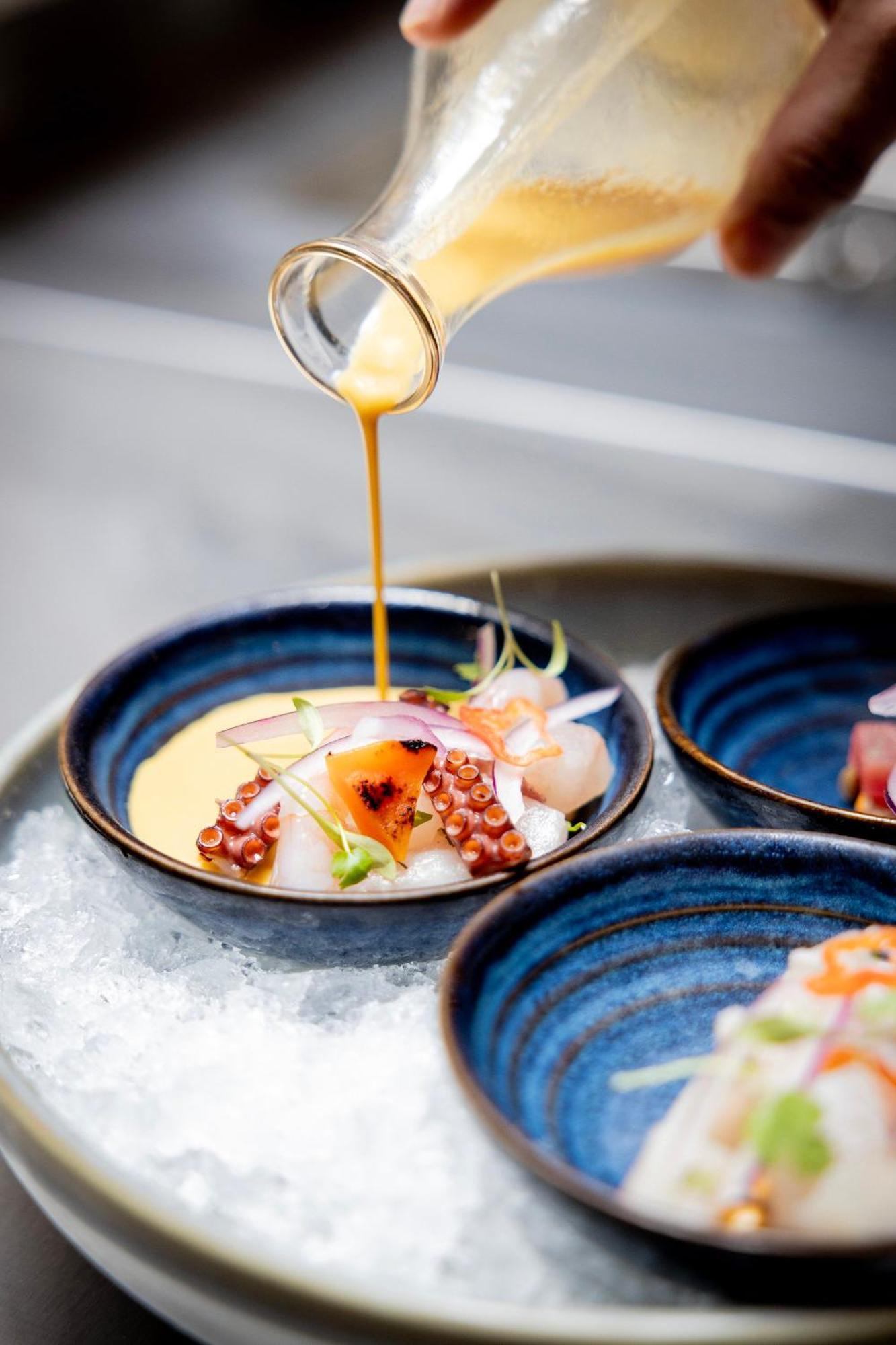 Sun Street Hotel Shoreditch 伦敦 外观 照片 Ceviche being prepared